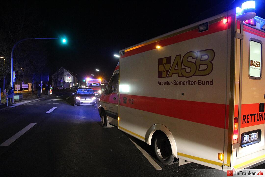 Auto erfasst zwei Fußgänger in Igensdorf