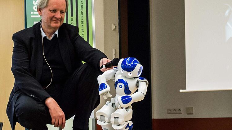 Ulrich Eberl stellt seinen tanzenden Roboter Tao beim Festival "Coburg liest" vor. Foto: Jochen Berger