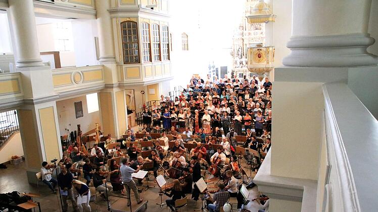 Richard Cooke probt mit dem Philharmonischen Orchester, dem Chor des Landestheaters und der Royal Choral Society die "Sea Symphony" von Ralph Vaughan Williams in der Coburger Morizkirche.Foto: Jochen Berger