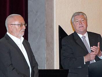 Mit betretener Miene verfolgte Hans Weiland (l.) den vergeblichen Versuch von Klaus Tschippley, die Mitglieder für einen Anschluss an den Versicherungsverein Fürth zu erwärmen.      Foto: Richard Sänger