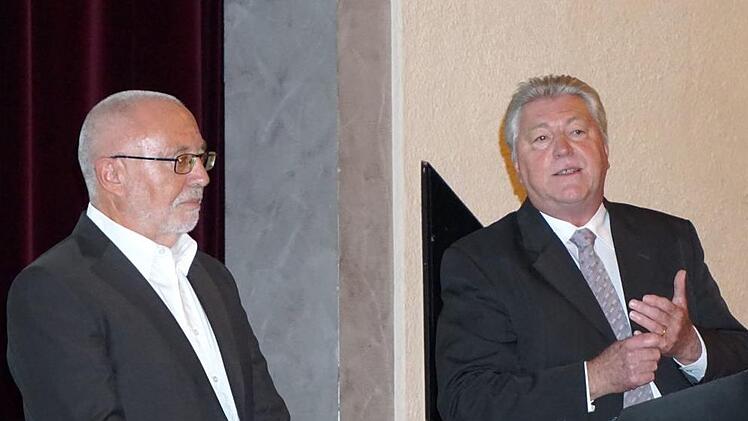 Mit betretener Miene verfolgte Hans Weiland (l.) den vergeblichen Versuch von Klaus Tschippley, die Mitglieder für einen Anschluss an den Versicherungsverein Fürth zu erwärmen.      Foto: Richard Sänger