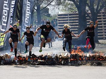 Beim "Spartan Race" springen die  Extremsportler auch über ein Feuer. Foto: privat