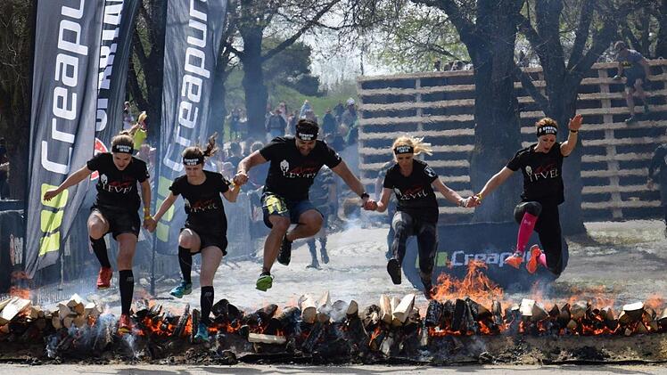 Beim "Spartan Race" springen die  Extremsportler auch über ein Feuer. Foto: privat