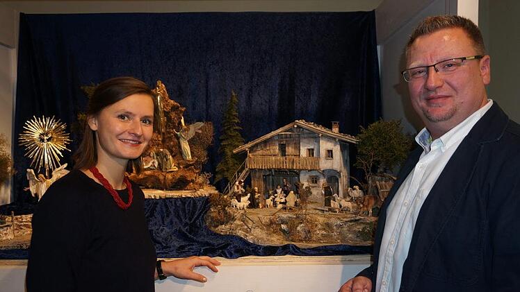 Ausstellungseröffnung im Bruder-Franz-Haus auf dem Kreuzberg.  Gezeigt werden Krippen  aus der Sammlung von Jochen Happel (Eichenzell). Die Laudatio zur  Ausstellung hielt von der Kulturagent Rhön-Grabfeld Pauline Feichtinger.  Foto: Marion Eckert