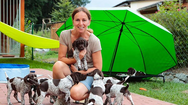Hahn im Korb trifft's  nicht - für die zwölf Welpen von "Bohne" ist Michaela Eber so etwas wie die gute Fee.  Fotos: Matthias Hoch