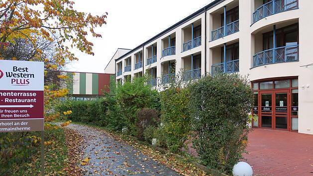 Auch das "Best-Western-Plus-Kurhotel" neben der Obermain-Therme darf ab kommenden Montag keine Touristen mehr beherbergen. Fotos: Bettina Dirauf