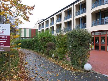 Auch das "Best-Western-Plus-Kurhotel" neben der Obermain-Therme darf ab kommenden Montag keine Touristen mehr beherbergen. Fotos: Bettina Dirauf