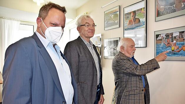 OB Lehmann (links) und Manfred Ströhlein (rechts) bewundern die Wassersportfotografien von Karl Heinz Weber.