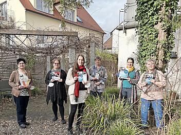 Mitglieder des Arbeitskreises mit einem Flyer