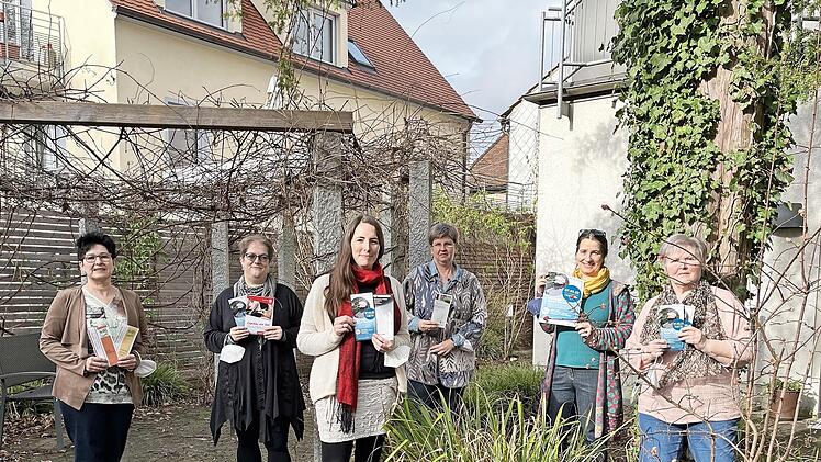 Mitglieder des Arbeitskreises mit einem Flyer