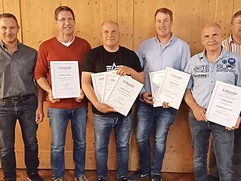 Klaus F&ouml;rster vom Amt f&uuml;r Ern&auml;hrung, Landwirtschaft und Forsten (links) und Lothar Ehehalt (RZV, MER) mit den Geehrten. Sie erhielten Urkunden f&uuml;r ihr Engagement.