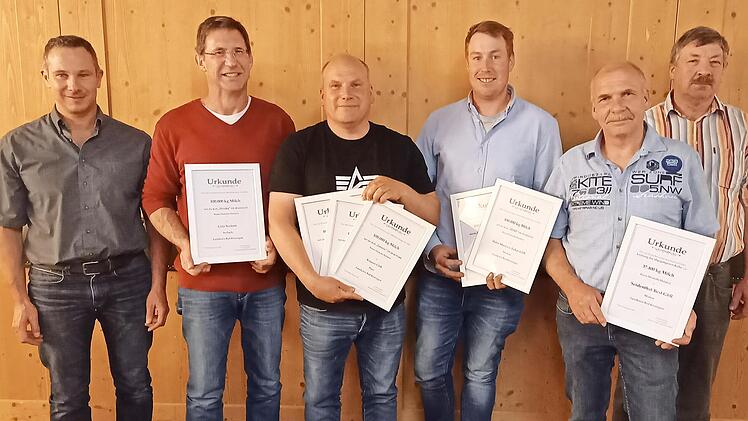 Klaus F&ouml;rster vom Amt f&uuml;r Ern&auml;hrung, Landwirtschaft und Forsten (links) und Lothar Ehehalt (RZV, MER) mit den Geehrten. Sie erhielten Urkunden f&uuml;r ihr Engagement.