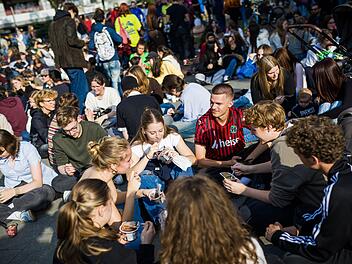 Menschen treffen sich, um Pudding mit Gabeln zu essen