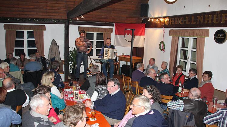 Gastwirt Uwe Rädlein stellte fast jeden Besucher persönlich vor.