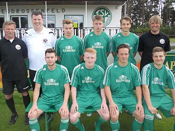 Mit acht Neuzugängen startet der TSV Neudrossenfeld in die neue Saison. Hinten, von links: Co-Trainer Joachim Riedel, Abteilungsleiter Thorsten Schirmer, Henric Marzog, Andreas Ganzleben, Felix Ganster und Trainer Peter Schmidt; vorne, von links: Artjom Brumm, Flavio Vogel, Philipp Lämmert und Toni Dippold; es fehlt: Felix Heil.  Foto: privat