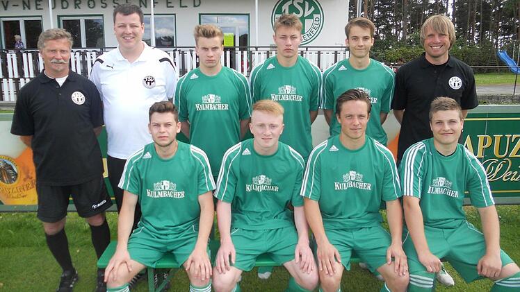 Mit acht Neuzugängen startet der TSV Neudrossenfeld in die neue Saison. Hinten, von links: Co-Trainer Joachim Riedel, Abteilungsleiter Thorsten Schirmer, Henric Marzog, Andreas Ganzleben, Felix Ganster und Trainer Peter Schmidt; vorne, von links: Artjom Brumm, Flavio Vogel, Philipp Lämmert und Toni Dippold; es fehlt: Felix Heil.  Foto: privat
