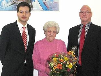 PS-Gewinnerin Lisbeth Traut mit Gebietsdirektor Peter Goihl (rechts) und Felix Tomaschko (links), der an die Gewinnerin einen Blumenstrauß überreichte. Foto: privat