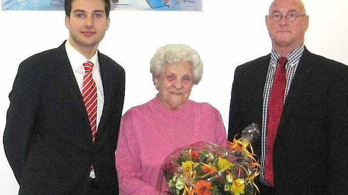 PS-Gewinnerin Lisbeth Traut mit Gebietsdirektor Peter Goihl (rechts) und Felix Tomaschko (links), der an die Gewinnerin einen Blumenstrauß überreichte. Foto: privat