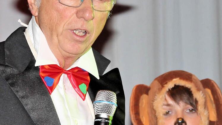 Zirkusdirektor Diethard Dittmar und sein Äffchen Linda Halbig. Foto: Dieter Britz