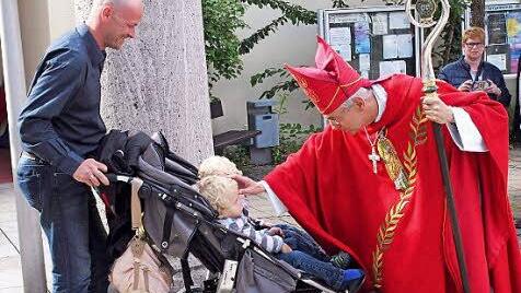 Auch den jüngsten Gottesdienstbesuchern spendete der Erzbischof einen Segen. Foto: Johanna Blum