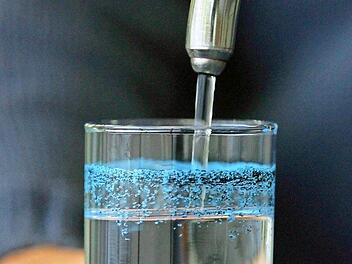 Das Wasser in Neuenmarkt wird teurer. Symbolbild: Patrick Seeger, dpa