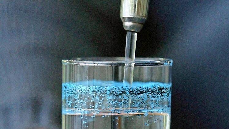 Das Wasser in Neuenmarkt wird teurer. Symbolbild: Patrick Seeger, dpa