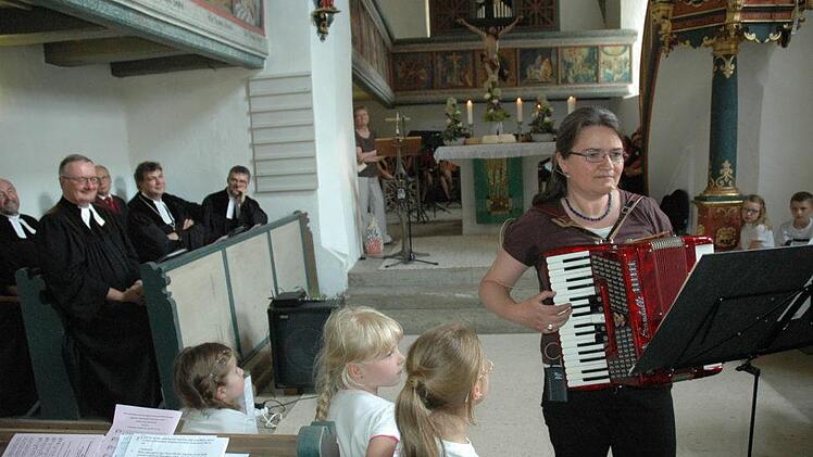 Die Gruber Pfarrerin  Auguste Zei&szlig;-Horbach verabschiedete sich  musikalisch von  Pfarrer Mierdel. Foto: Edwin Mei&szlig;inger