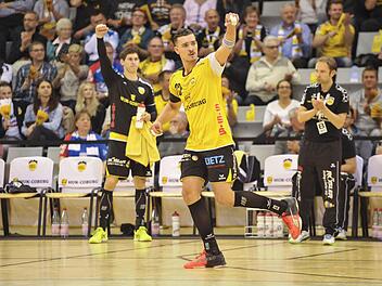 Marcel Timm erzielte drei Tore beim 33:27-Sieg des HSC. Im Hintergrund freuen sich Max Jäger (links) und Trainer Jan Gorr. Foto: Hagen Lehmann