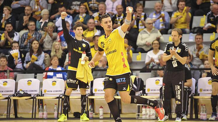Marcel Timm erzielte drei Tore beim 33:27-Sieg des HSC. Im Hintergrund freuen sich Max Jäger (links) und Trainer Jan Gorr. Foto: Hagen Lehmann