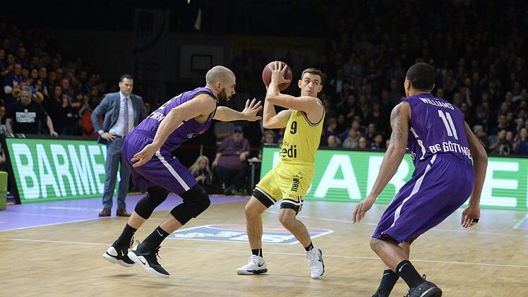 Der Bayreuther David Stockton (Mitte) musste auf das Duell mit seinem Bruder Michael verzichten, denn der ist immer noch verletzt.  Foto: Peter Mularczyk