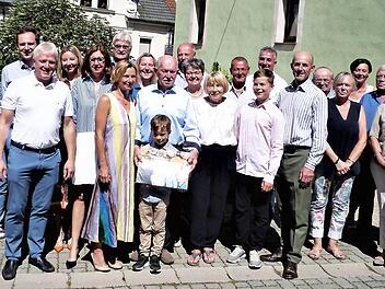 Groß war die Gratulantenschar, die Dieter Gebhardt zu seinem 80. Geburtstag beglückwünschte. Foto: Werner Reißaus
