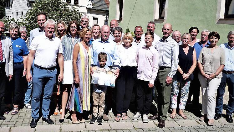 Groß war die Gratulantenschar, die Dieter Gebhardt zu seinem 80. Geburtstag beglückwünschte. Foto: Werner Reißaus