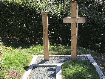 Erst seit wenigen Wochen ist diese Urnenfeld-Gemeinschaftsgrabanlage in Lauenhain fertig gestellt. Dort können Verstorbene in Urnengräbern in der Erde, die mit Granitplatten gekennzeichnet werden, halbanonym oder anonym bestattet werden. Foto: Veronika Schadeck