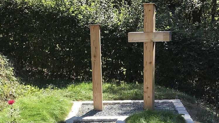 Erst seit wenigen Wochen ist diese Urnenfeld-Gemeinschaftsgrabanlage in Lauenhain fertig gestellt. Dort können Verstorbene in Urnengräbern in der Erde, die mit Granitplatten gekennzeichnet werden, halbanonym oder anonym bestattet werden. Foto: Veronika Schadeck