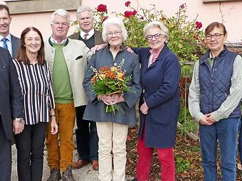 Mit vielen Gästen feierte Christiana Freifrau von Lerchenfeld ihren 85. Geburtstag. Unser Bild zeigt (von links) Bürgermeister Siegfried Beyer, Jürgen Goller, Rita Uome, Baron Ludwig von Lerchenfeld, Carl von Lerchenfeld, Christiana Freifrau von Lerchenfeld, Huberta Boeselager, Anke Hübel und Andrea Schubert. Foto: Wulf