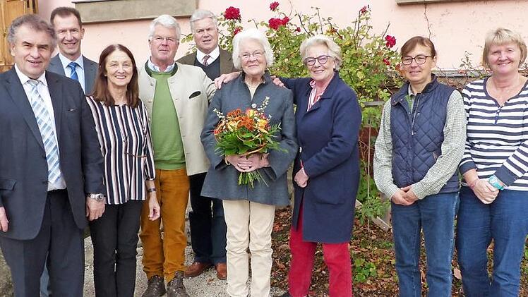 Mit vielen Gästen feierte Christiana Freifrau von Lerchenfeld ihren 85. Geburtstag. Unser Bild zeigt (von links) Bürgermeister Siegfried Beyer, Jürgen Goller, Rita Uome, Baron Ludwig von Lerchenfeld, Carl von Lerchenfeld, Christiana Freifrau von Lerchenfeld, Huberta Boeselager, Anke Hübel und Andrea Schubert. Foto: Wulf