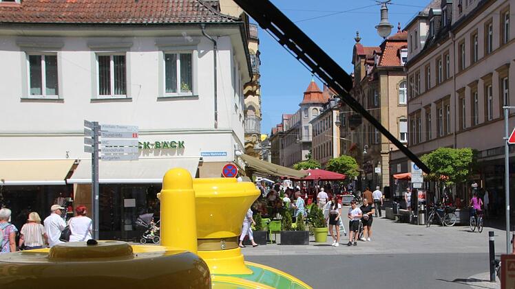 Blick aus dem Fahrerhäuschen in die Bad Kissinger Innenstadt. Foto: Charlotte Wittnebel-Schmitz