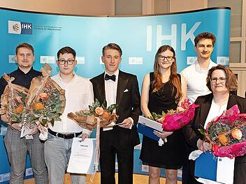 Landrat Alexander Tritthart (links), Preisträger, IHK-Vorsitzender Michael Thiem (rechts)