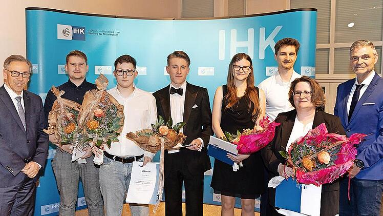 Landrat Alexander Tritthart (links), Preisträger, IHK-Vorsitzender Michael Thiem (rechts)