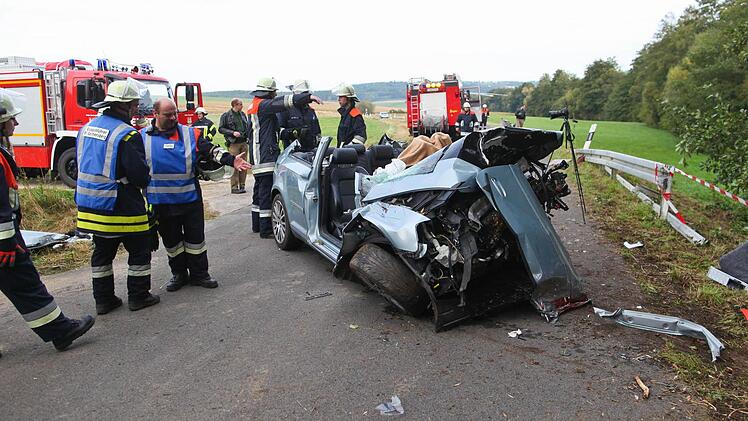Der Beifahrer starb noch am Unfallort, der Fahrer wurde schwer verletzt. Fotos: News5 / Grundmann