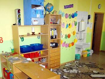 Dieses Bild bot sich  am Montag dem Kindergartenpersonal in Kothen. Auf Grund eines Wasserschades in der Wohnung über dem Kindergarten waren Teile der Gipsvertafelung herunter gebrochen. Die Kinder sind nun im Feuerwehrhauses untergebracht.  Fotos: Sandra Reith/Stephanie Elm