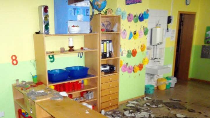Dieses Bild bot sich  am Montag dem Kindergartenpersonal in Kothen. Auf Grund eines Wasserschades in der Wohnung über dem Kindergarten waren Teile der Gipsvertafelung herunter gebrochen. Die Kinder sind nun im Feuerwehrhauses untergebracht.  Fotos: Sandra Reith/Stephanie Elm