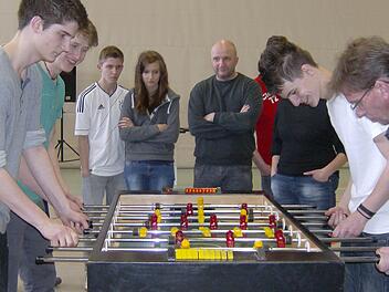 Spannung im Endspiel: Das Team "Faulenzer hinter Mailand" mit Elias Schuler und Julian Roppelt (l.) musste sich Sebastian Wirth und Ulli Drummer vom Team "Lucky Loser" (r.) geschlagen geben.  Foto: Petra Malbrich