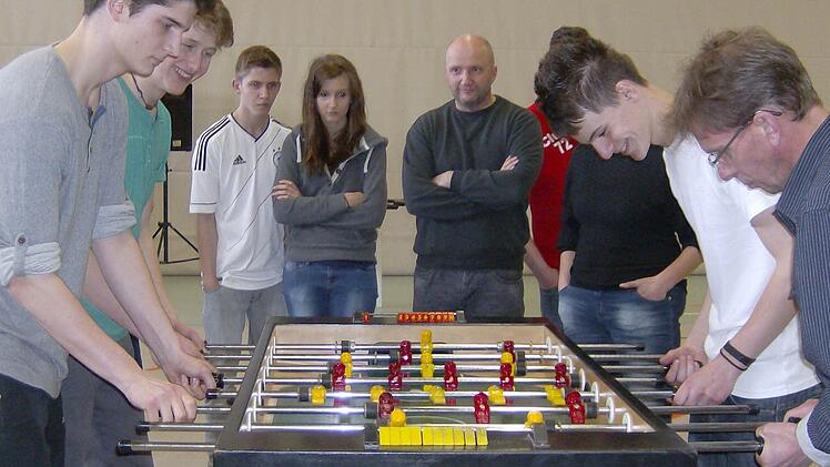 Spannung im Endspiel: Das Team "Faulenzer hinter Mailand" mit Elias Schuler und Julian Roppelt (l.) musste sich Sebastian Wirth und Ulli Drummer vom Team "Lucky Loser" (r.) geschlagen geben.  Foto: Petra Malbrich