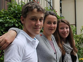 Stefan Czelustek, Alexandra Cade und Tochter Juliette engagieren sich für den Austausch. Foto: Benedikt Borst