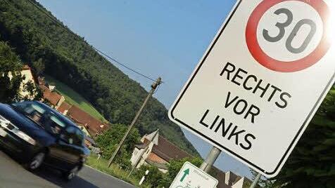 In Wirmsthal wird der Verkehr seit Kurzem nachdrücklich auf die Tempo- und Vorfahrtsregelung aufmerksam gemacht.
