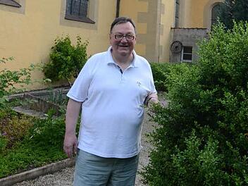 Pater Werner Pieper OMI zieht sich gerne zur Erholung in den Klostergarten zurück. Foto: Hofmann