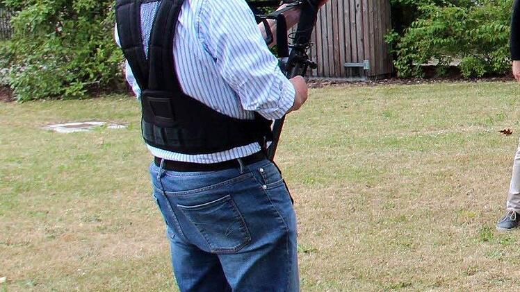 Peter Geiger zeigt wie's geht. Thomas Mencke filmt gleich. Foto: Johanna Blum