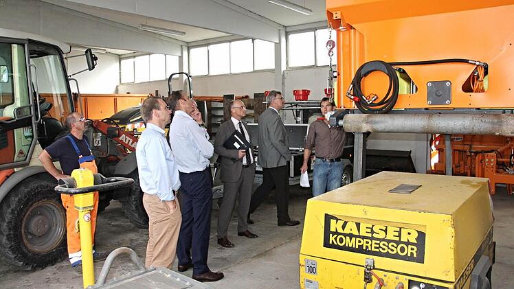 Über die Technik eines Streufahrzeuges informierte Hubert Schramm vom Tiefbauamt (rechts).  Foto: Helmut Will