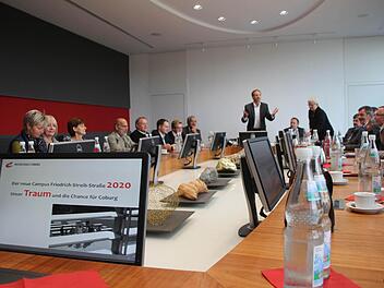 Hochschulpräsident Michael Pötzl stellte gestern den Stadträten die Vision der Hochschule bis zum Jahr 2030 vor und betonte dabei die Chance für die Stadt und den Nutzen, den Coburg daraus zieht. Foto: Christiane Lehmann